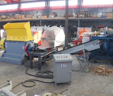 Compact Wood Pallet Grinding Machine Pallet Chipper With Magnet For Household Industry